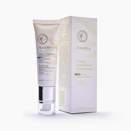 Crème revitalisante et hydratante Asabio, enrichie en CBD (140 mg) et citron de Sicile bio. Une formule naturelle pour nourrir, protéger et illuminer la peau. Idéale pour une hydratation intense et un teint éclatant.