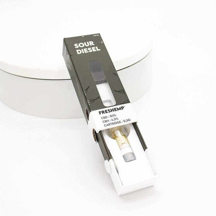 Cartouche Wax Sour Diesel de Freshemp avec 50% de CBD et 6,5% de CBN. Une formule puissante pour une relaxation optimale et une expérience premium. Compatible avec batterie vape pen 510. Disponible chez Herbeevor
