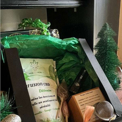 Coffret détente CBD Herbeevor, incluant une infusion CBD relaxante, une bougie parfumée et des accessoires bien-être pour un moment de sérénité