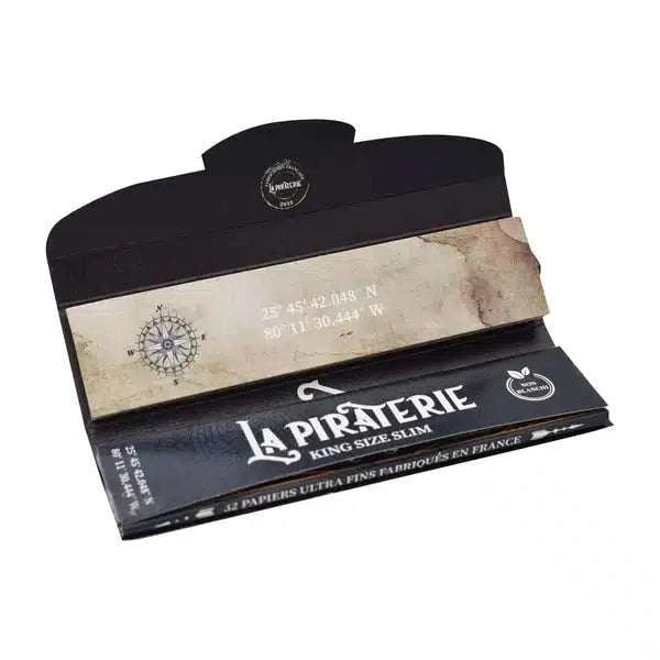Feuilles à rouler King Size Slim La Piraterie avec filtres naturels et design carte au trésor. Papier ultra fin non blanchi pour une expérience de fumage authentique et premium.